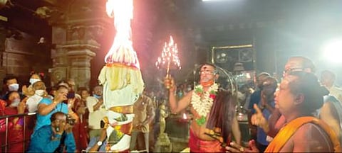 திருக்கார்த்திகை தீபத்திருவிழா இன்று கொண்டாடப்படும் நிலையில், திருநெல்வேலி டவுன் நெல்லையப்பர் கோயிலில் சுவாமி சந்நிதியில் நேற்று மாலை பரணி தீபம் ஏற்றப்பட்டு, தீபாராதனை நடைபெற்றது. இன்று மாலை சொக்கப்பனை தீபம் ஏற்றப்படுகிறது. படம்: மு.லெட்சுமி அருண்.