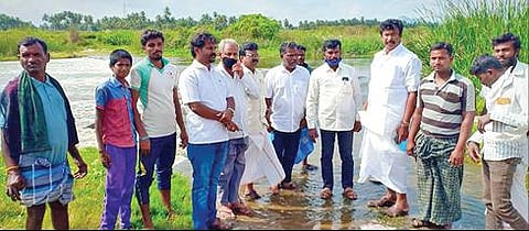 கிருஷ்ணகிரி அருகே கும்மனூர் தென்பெண்ணை ஆற்றில் மேம்பாலம் அமைப்பது குறித்து நேற்று கிருஷ்ணகிரி எம்பி செல்லகுமார் ஆய்வு செய்தார்.