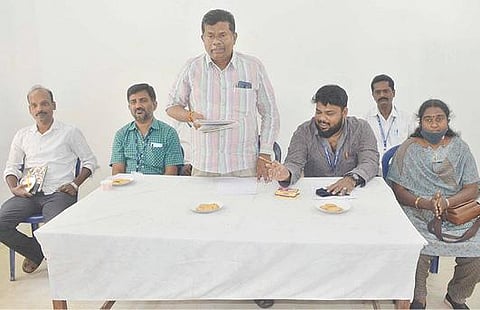 கிருஷ்ணகிரி அணையில் இருந்து 2-ம் போக பாசனத்துக்கு தண்ணீர் திறப்பது குறித்து நடந்த ஆலோசனை கூட்டத்தில் உதவி செயற்பொறியாளர் சரவணகுமார் பேசினார்.