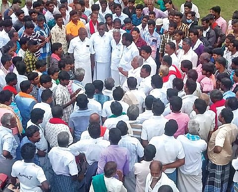 கல்வராயன்மலையில் வனத்துறை அலுவலகத்தை மலைவாழ் மக்கள் முற்றுகை