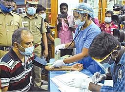 விழுப்புரம் தனியார் மருத்துவமனை யில் பேரறிவாளனுக்கு மருத்துவப் பரிசோதனை செய்யப்படுகிறது.