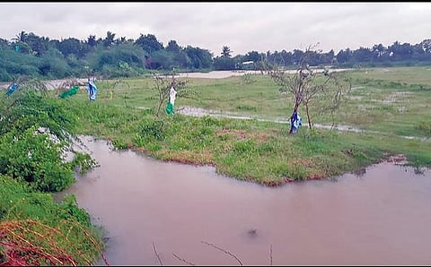 மரக்காணத்தில் பெய்த மழையில்  குரும்பரம் ஏரி நிரம்பி உபரி நீர் மதகு வழியாக பெருக்கெடுத்துச் செல்கிறது.