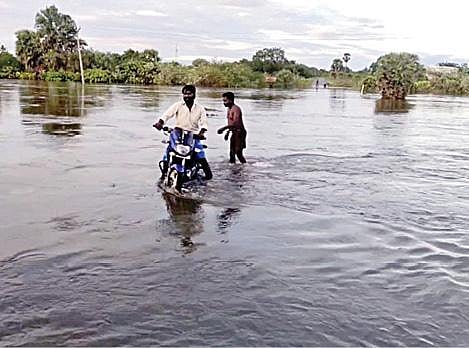 கனமழை காரணமாக   தென்னேரி உபரிநீரால் மூழ்கிப் போன ரெட்டிப்பாளையம்  தரைப்பாலம்.