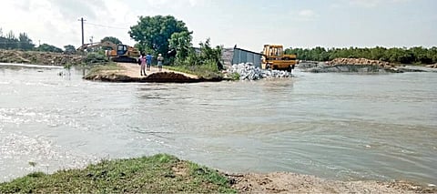 கூடப்பாக்கம் ஊராட்சிக்கு உட்பட்ட ஆண்டார்மடம் கிராமத்துக்கு செல்லும் சாலை வெள்ளத்தில் அடித்துச் செல்லப்பட்டது.