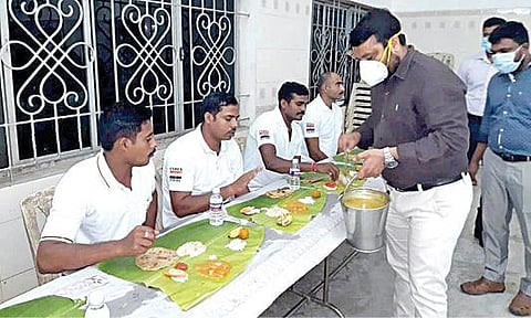 கடலூர் மாவட்டத்தில் ‘நிவர்’ புயல் மீட்பு நடவடிக்கைகளில் ஈடுபட்டு வரும் தேசிய பேரிடர் மீட்புக் குழுவினரை பாராட்டி, கடலூரில் மாவட்ட ஆட்சியர் சந்திரசேகர் சாகமூரி விருந்தளித்தார்.