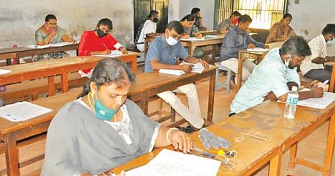 கூட்டுறவு வங்கிகளில் எழுத்தர் பணிக்கு பாளையங்கோட்டை  தூய சவேரியார் மேல்நிலைப்பள்ளியில் எழுத்துத் தேர்வு நடைபெற்றது. படம்: மு.லெட்சுமி அருண்