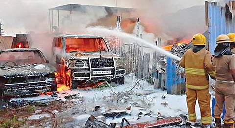 சேலம் அமானி கொண்டலாம்பட்டி பகுதியில் உள்ள கார் பட்டறையில் நேற்று தீ விபத்து ஏற்பட்டது. தீயை தண்ணீரை பீய்ச்சி கட்டுக்குள் கொண்டுவரும் பணியில் ஈடுபட்ட செவ்வாய்பேட்டை தீயணைப்பு மீட்பு படை வீரர்கள்.