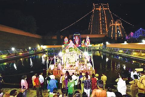 தி.மலை அண்ணாமலையார் கோயிலில் நேற்று இரவு நடைபெற்ற தெப்பல் உற்சவத்தில் சிறப்பு அலங்காரத்தில் எழுந்தருளிய சந்திரசேகரர்.