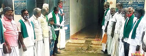 செய்யாறு பொதுப்பணித் துறை அலுவலக வாசலில் ஒளி விளக்கு ஏற்றி வைத்து நூதனப் போராட்டத்தில் ஈடுபட்ட விவசாயிகள்.
