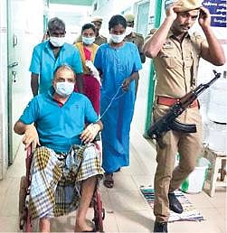 விழுப்புரம் தனியார்மருத்துவமனைக்குள் துப்பாக்கி ஏந்திய போலீஸ் பாது காப்புடன் மருத்துவ பரிசோதனைக்கு வீல் சேரில் அழைத்து செல்லப்படும் பேரறிவாளன்.