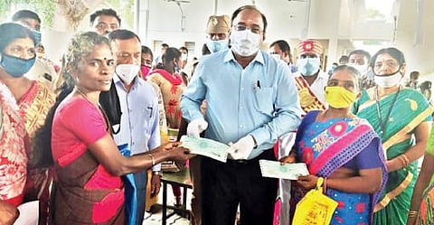 ஆட்சியர் அலுவலகத்தில் நடைபெற்ற மக்கள் குறை தீர்வுக்கூட்டத்தில் பயனாளிக்கு நலத்திட்ட உதவிகளை ஆட்சியர் சிவன் அருள் வழங்கினார்.