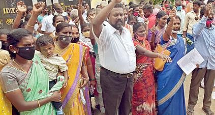 குடிநீர் பிரச்சினையை தீர்க்கக் கோரி  திருநெல்வேலி ஆட்சியர் அலுவலகத்தில் திரண்ட  கொக்கிரகுளம்  மக்கள். (அடுத்த படம்) மினி பேருந்து வசதி கேட்ட மூலைக்கரைப்பட்டி மக்கள். 				                  படங்கள்: மு.லெட்சுமி அருண்