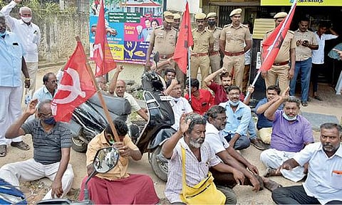 பாளையங்கோட்டையில் சாலை மறியலில் ஈடுபட்ட மார்க்சிஸ்ட் கம்யூனிஸ்ட் கட்சியினர்.  			            படம்: மு.லெட்சுமி அருண்