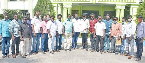 கிருஷ்ணகிரி மாவட்ட தமிழ்நாடு ஓவியர்கள் சங்கத்தினர் கோரிக்கைகளை வலியுறுத்தி ஆட்சியர் அலுவலகத்தில் மனு அளித்தனர்.