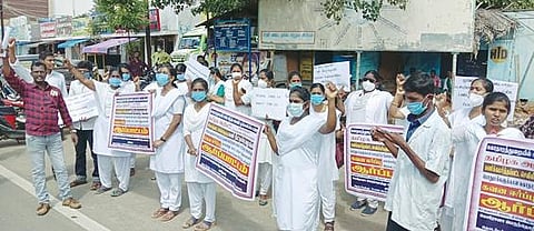 பணி நீட்டிப்பு வழங்கக்கோரி, தேனியில் ஆர்ப்பாட்டம் நடத்திய தற்காலிக செவிலியர்கள்.