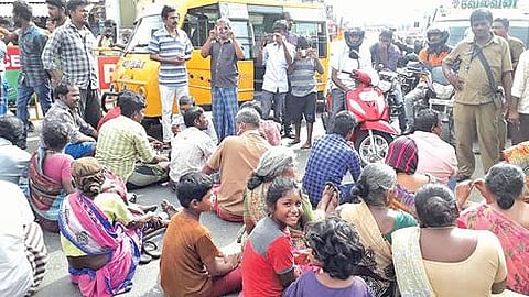 திருப்பூர் - தாராபுரம் சாலையில் இடையூறாக இருந்த  மையத் தடுப்புகளை அகற்றக் கோரி மறியல் போலீஸாரின் பேச்சுவார்த்தைக்குப் பிறகு தீர்வு