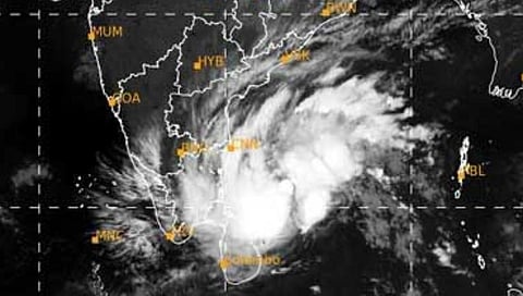 காற்றழுத்த தாழ்வு மண்டலம் இன்று புயலாக மாறுகிறது: தென் தமிழகத்திற்கு பலத்த மழை எச்சரிக்கை