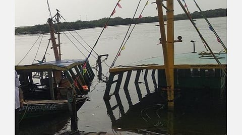 நிவர் புயலால் புதுச்சேரியில் சேதமடைந்த படகுகள்.