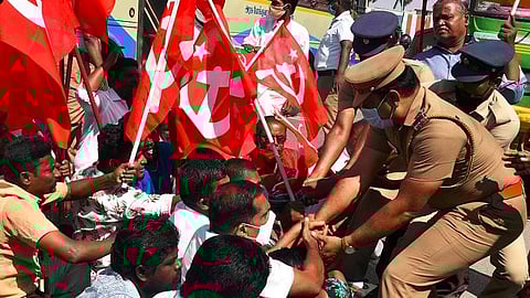 தூத்துக்குடியில் சாலை மறியலில் ஈடுபட்ட மார்க்சிஸ்ட் கம்யூனிஸ்ட் கட்சியினரை பிடித்து இழுத்து கைது செய்ய முயற்சித்த போலீஸார். படம்: என்.ராஜேஷ்