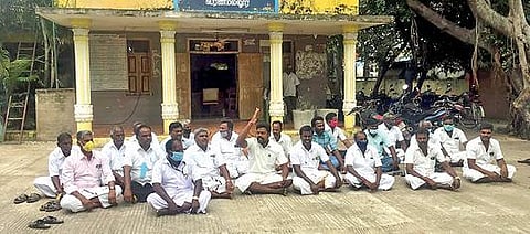 பெரணமல்லூர் ஊராட்சி ஒன்றிய அலுவலகம் முன்பு நேற்று தர்ணாவில் ஈடுபட்ட ஊராட்சி மன்ற தலைவர்கள்.