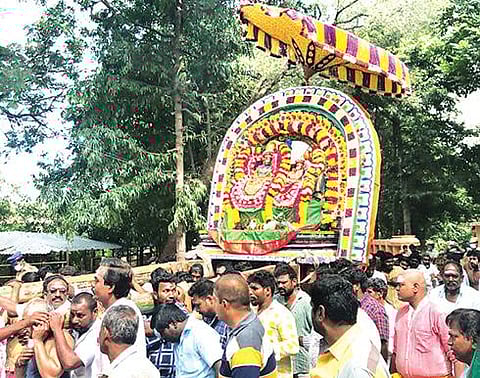 திருவண்ணாமலை அண்ணாமலையார் கோயிலில் உள்ள 5-ம் பிரகாரத்தில் நேற்று பவனி வந்த உண்ணாமுலை அம்மன் சமேத அண்ணாமலையார்.