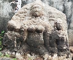 பூதலூர் அருகே அடஞ்சூர் கிராமத்தில் உள்ள அனந்தீசுவரர் கோயிலில் கண்டறியப்பட்ட ஜேஷ்டாதேவி சிற்பம்.