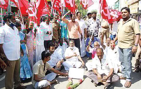 தஞ்சாவூர் அருகே அம்மாபேட்டையில் நேற்று நெல் வயலில் நின்றபடி ஆர்ப்பாட்டத்தில் ஈடுபட்ட  இந்திய கம்யூனிஸ்ட் கட்சியினர். (அடுத்த படம்) ரங்கத்தில் நேற்று சாலை மறியலில் ஈடுபட்ட மார்க்சிஸ்ட் கம்யூனிஸ்ட் கட்சியினர்.