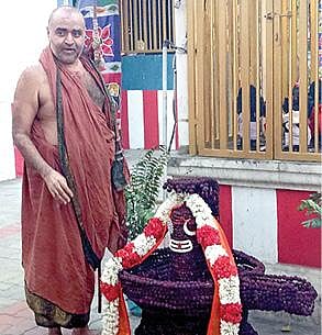 கூழமந்தல் நட்சத்திர விநாயகர் கோயிலுக்கு  விஜயேந்திர சரஸ்வதி சுவாமிகள் வழங்கியுள்ள  அத்தி விருட்ச சஹஸ்ர ருத்ராட்ச  லிங்கம் (கோப்பு படம்)