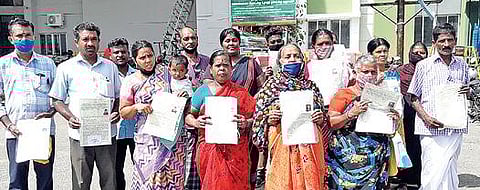 திருப்பூர் ஆட்சியர் அலுவலகத்துக்கு நேற்று பட்டாவுடன் மனு அளிக்க வந்த பொதுமக்கள்.