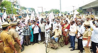 வேலூர் மாவட்ட ஆட்சியர் அலுவலகம் எதிரே மறியலில் ஈடுபட்ட மாற்றுத்திறனாளிகள். அடுத்த படம்: தி.மலை மாவட்டம் ஆரணி பழைய பேருந்து நிலையம் அருகே மறியலில் ஈடுபட்ட மாற்றுத்திறனாளிகள்.