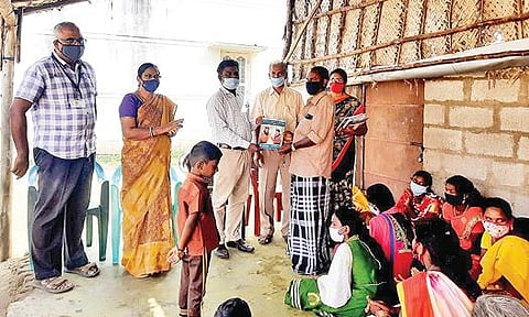 கிருஷ்ணகிரி ஆதியன் நகரில் ‘கற்போம், எழுதுவோம்’ இயக்கத்தை தொடங்கி வைத்து கற்போருக்கு புத்தகங்களை முதன்மை கல்வி அலுவலர் முருகன் வழங்கினார்.