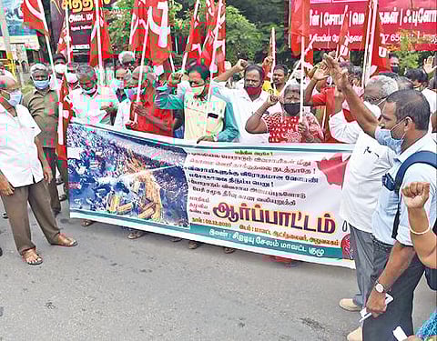 ஓசூரில் ஆர்ப்பாட்டத்தில் ஈடுபட்ட அனைத்திந்திய மாணவர் பெருமன்றம், அனைத்திந்திய இளைஞர் பெருமன்றம், ஏஐடியுசியினர். அடுத்தபடம்: டெல்லியில் போராட்டத்தில் ஈடுபட்ட விவசாயிகள் மீது தாக்குதல் நடத்தியதை கண்டித்து,  சேலம் ஆட்சியர் அலுவலகம் முன்பு சிஐடியு சார்பில்  ஆர்ப்பாட்டம் நடந்தது. 						                 			          படம்: எஸ்.குரு பிரசாத்