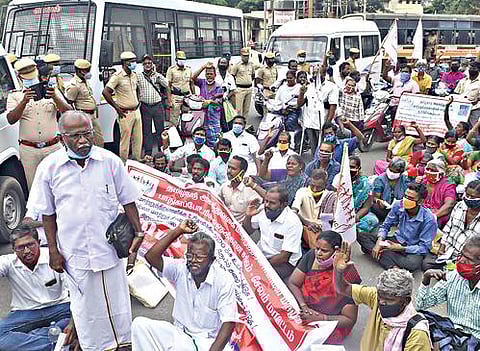 கோரிக்கைகளை வலியுறுத்தி, சேலம் ஆட்சியர் அலுவலகம் முன்பு சாலை மறியலில் ஈடுபட்ட தமிழ்நாடு அனைத்து வகை மாற்றுத்திறனாளிகள் மற்றும் பாதுகாப்போர் உரிமைகளுக்கான சங்கத்தினர்.        படம் : எஸ்.குரு பிரசாத்