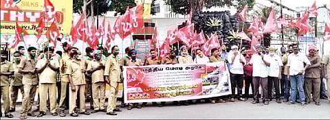 மத்திய வேளாண் சட்டங்களை திரும்ப பெறக்கோரி சிதம்பரத்தில் மார்க்சிஸ்ட் கம்யூனிஸ்ட் கட்சியினர் ஆர்ப்பாட்டத்தில் ஈடுபட்டனர்.