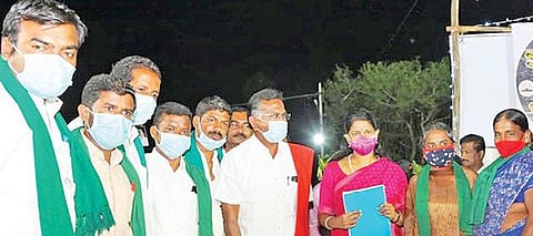 ஊத்துக்குளியில் மக்களவை உறுப்பினர் கனிமொழியிடம் நேற்று மனு அளித்த, உயர் மின்கோபுரங் களால் பாதிக்கப்பட்ட விவசாயிகள்.