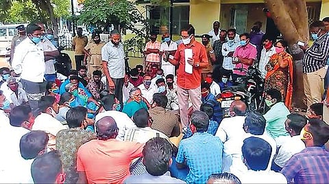 சிப்காட் தொழில் பூங்கா அமைக்க எதிர்ப்பு தெரிவித்து சட்டப்பேரவைத் தலைவர் அலுவலகத்தை முற்றுகையிட்ட மக்கள் விவசாய நிலம் பறிக்கப்பட்டால் வாழ்வாதாரம் பாதிக்கும் என புகார்