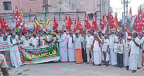 திருப்பூர், உடுமலை, நீலகிரியில் விவசாயிகள் போராட்டம் வேளாண் சட்டங்களை மத்திய அரசு திரும்பபெற வலியுறுத்தல்