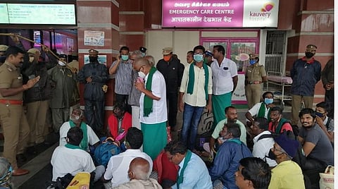 டெல்லிக்குப் புறப்பட்ட அய்யாக்காண்ணு உள்ளிட்ட 42 விவசாயிகள்: திருச்சி ஜங்ஷன் ரயில் நிலையத்தில் கைது