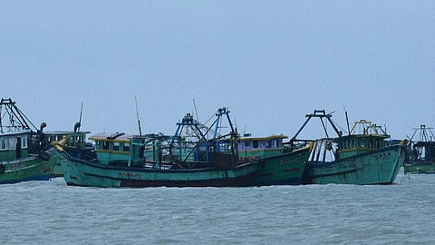 பாம்பன் குந்துக்கால் பகுதியில் படகுகள் ஒன்றுடன் ஒன்று மோதி நிற்கும் காட்சி| படம்: எல்.பாலச்சந்தர்