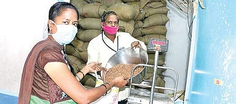 வேலூர் அண்ணா சாலையில் உள்ள கற்பகம் கூட்டுறவு சிறப்பு அங்காடியில் பொது மக்களுக்கு கொண்டைக்கடலை நேற்று முதல் விநியோகிக்கப்பட்டது.படம்:வி.எம்.மணிநாதன்.