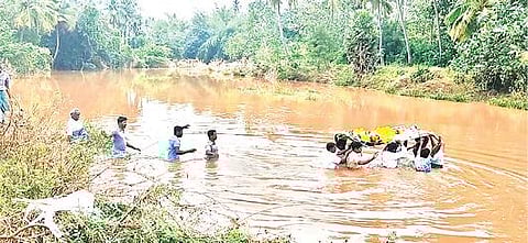 ஆற்று வெள்ளத்தில் உடலை சுமந்து செல்லும் கிராம மக்கள்.