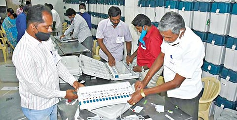 சேலம் ஆட்சியர் அலுவலக பாதுகாப்பு அறையில் வைக்கப்பட்டுள்ள மின்னணு வாக்குப்பதிவு இயந்திரங்களில் முதல்நிலை சரிபார்க்கும் பணியில் ஈடுபட்டுள்ள பாரத் மின்னணு நிறுவன பொறியாளர்கள்.