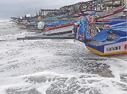 மரக்காணம் அருகே  எக்கியர்குப்பம் மீனவர் கிராமத்தில், ஆக்ரோஷமாக கடல் அலைகள் தாக்குவதால் கரையில் நிறுத்தப்பட்டுள்ள படகுகள்  சேதம் அடைந்துள்ளன.