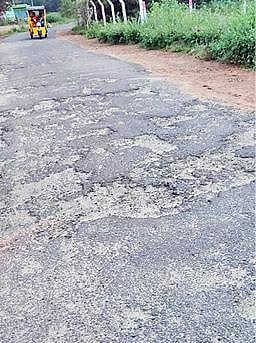 வெள்ளகோவில் ஊராட்சி சேனாபதிபாளையத்தில் பழுதடைந்த சாலையை சீரமைக்க கோரிக்கை