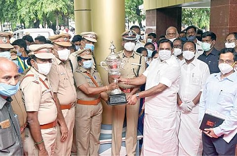 மத்திய அரசு வழங்கிய கோப்பையை முதல்வர் பழனிசாமியிடம் வழங்கி  வாழ்த்து பெற்ற சேலம் மாநகர காவல் ஆணையர் செந்தில்குமார், சூரமங்கலம் இன்ஸ்பெக்டர் வளர்மதி. உடன் ஆட்சியர் ராமன் மற்றும் காவல் துறை  உயர் அதிகாரிகள்.