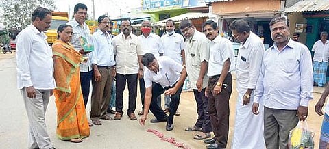 ரஜினியின் பூர்வீக கிராமமான நாச்சிக்குப்பத்தில் ரஜினி மக்கள் மன்றத்தினர் பட்டாசு வெடித்து கொண்டாடினர்