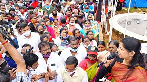 பிரச்சாரத்தில் ஈடுபட்ட கனிமொழி.