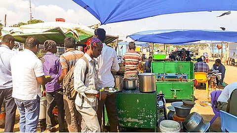மெரினா கடற்கரை தள்ளுவண்டி டெண்டர்: இரண்டு நிறுவனங்களுக்குப் பிரித்து அளித்து உயர் நீதிமன்றம் உத்தரவு