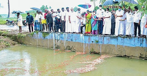 செங்கம் அடுத்த கரியமங்கலம் ஏரிக்கு 36 ஆண்டுகளுக்கு பிறகு நீர்வரத்து தொடங்கியுள்ளது. கால்வாயில் வரும் தண்ணீரை மலர் தூவி வரவேற்ற அமைச்சர் சேவூர் எஸ்.ராமச்சந்திரன். அருகில், மாவட்ட ஆட்சியர் சந்தீப் நந்தூரி உள்ளிட்டோர்.