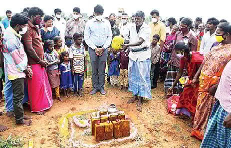 இருளர் குடியிருப்பில் கன்னியம்மன் கோயில் கட்டுவதற்கான பூமி பூஜையில் பங்கேற்ற தி.மலை மாவட்ட ஆட்சியர் சந்தீப் நந்தூரி.